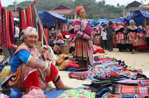 Rộn ràng phiên chợ vùng cao Hà Giang - ảnh 1